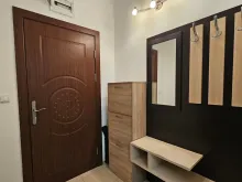 вешелка в прихожей