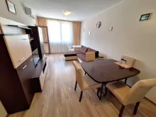 обеденный стол в комнате