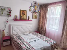 кровать в спальне