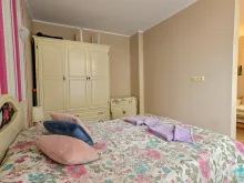 Кровать и шкаф в спальне