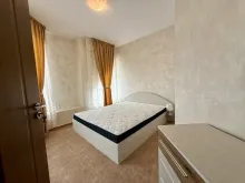 Кровать и шкаф первой спальни