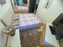 кровать и телевизор