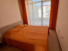 кровать в спальне