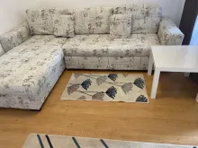 диван в комнате