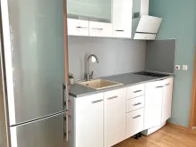 кухонная мебель и холодильник