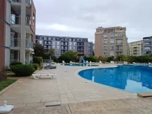 территория комплекса с бассейном