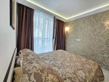 кровать в спальне