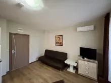 диван и телевизор