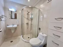 душевая кабина в ванной комнате