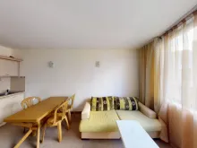 диван и кухня