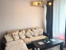 диван в комнате