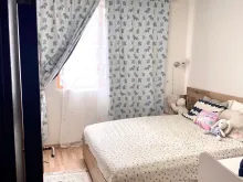 кровать в спальне