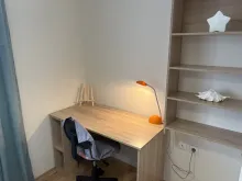 стол в комнате