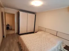 кровать в спальне