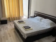 кровать в комнате