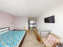 кровать и телевизор