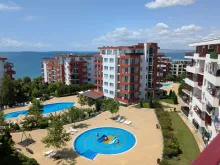 вид на территорию, бассейн и море