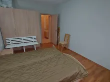 кровать и шкаф в спальне