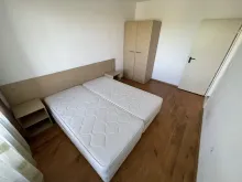 кровать и шкаф