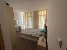 кровать в спальне