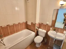 ванная комната с туалетом и ванной