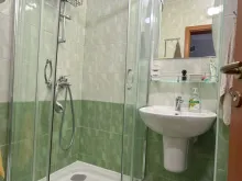 Ванная комната после ремонта, новые сантехнические принадлежности.