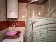 ванная комната с душевой кабиной, автоматическая стиральная машина.