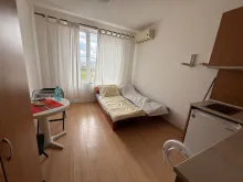 кровать в комнате
