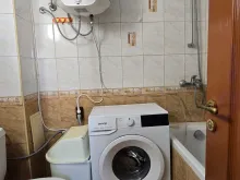 ванная комната с туалетом и ванной