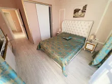 кровать в спальне