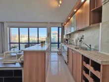 Villa Discovery | Двухкомнатная квартира у моря — простор, комфорт и вид на город