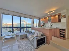 Villa Discovery | Двухкомнатная квартира у моря — простор, комфорт и вид на город