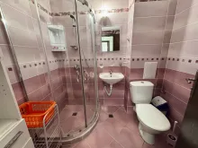 ванна кімната з туалетом