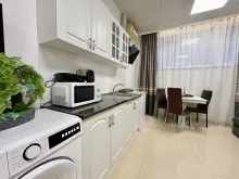вид на кухню и обеденную зону