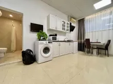 Вид на кухню и вход в ванную комнату.