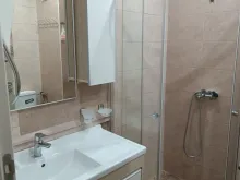 ванная комната с туалетом и душевой кабиной