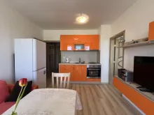 вид на комнату и кухню