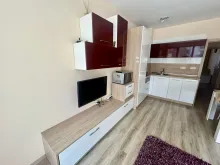 вид на гостиную и кухню