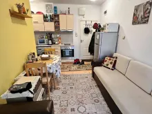 вид на гостиную и кухню