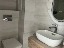 Ванная комната и туалет объединены в стильной отделке плиткой