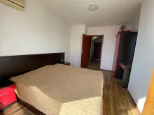 кровать в спальне