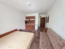 вид на гостиную и кухню