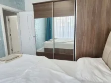 шкаф и кровать в спальне