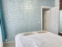кровать в спальне