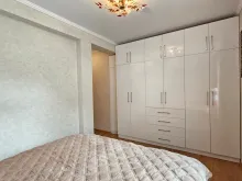 шкаф и кровать в спальне