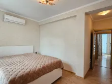 кровать в спальне