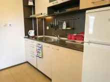 кухонная мебель и холодильник