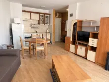 вид на гостиную и кухню