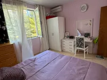 кровать и шкаф