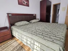 кровать в комнате